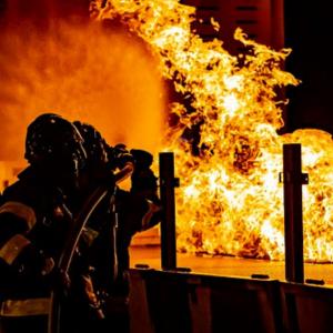 Imagen de referencia de bombero en incendio. 