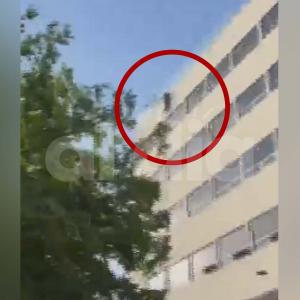 Imagen del hombre que cuelga por los aires.