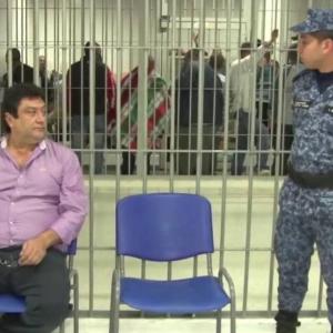 'Kiko' Gómez custodiado por un guardia de seguridad.