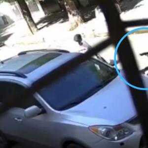 Los hombres le apuntaron con un arma a su victima, la cual salio despavorida del lugar. 