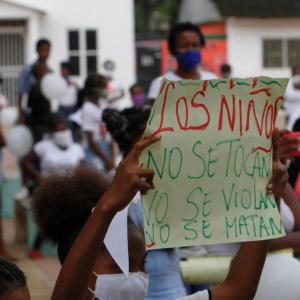 Carteles para la no repetición de la violencia contra los menores de edad