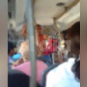 El hombre, lleno de sangre, se subió al bus pidiendo donaciones de la gente