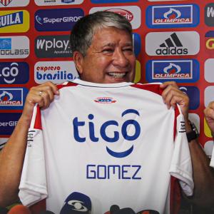 Hernán Darío Gómez en su presentación como nuevo DT de Junior