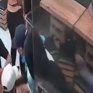 El asalto quedó registrado gracias a las cámaras de seguridad del establecimiento