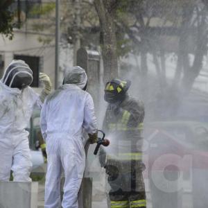 Hasta la Plaza de la Paz llegaron integrantes del Cuerpo de Bomberos para atender la situación