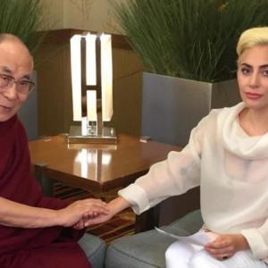 El Dalái Lama junto a la cantautora Lady Gaga.