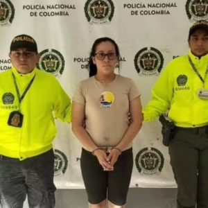 Capturada con agentes. 