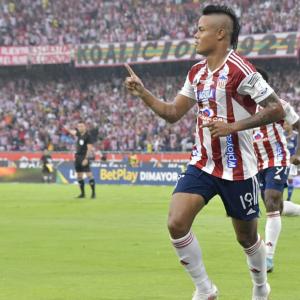 Luis 'Chino' Sandoval, de cabeza, anotó el gol del triunfo. 