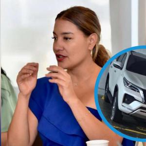 Jacqueline Rojas y la camioneta que fue robada durante este viernes en el norte de Barranquilla. 