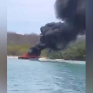 Aspecto del incendio de la embarcación