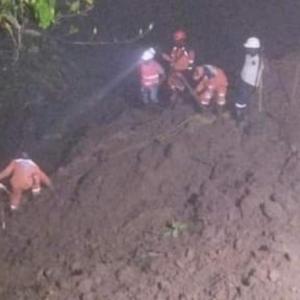 Aspecto del procedimiento de rescate ejecutado tras el deslizamiento.