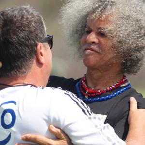 Carlos 'Pibe' Valderrama abrazando a Hernán Darío 'Bolillo' Gómez