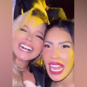 Melissa Martínez y Ana del Castillo durante un concierto de la joven artista