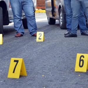 Imagen de un operativo de investigación en escena del crimen