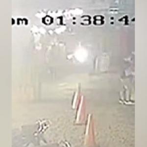 Lo sucedido quedó registrado por cámaras de seguridad que lograron grabar los hechos