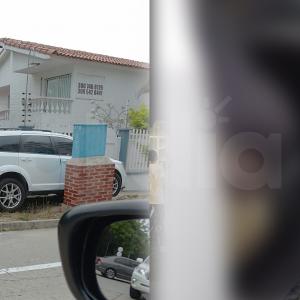 A la izquierda la camioneta baleada y a la derecha la víctima de los hechos con imagen censurada para proteger de sensibilidades