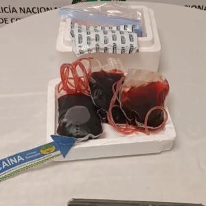 La cocaína se encontraba camuflada como si se tratara de muestras de sangre. 