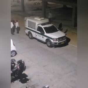 Aspecto del vehículo de Medicina Legal que que llegó a realizar el procedimiento 