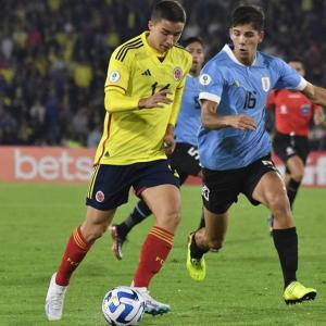 Isaac Zuleta transporta el balón durante un partido entre la selección Colombia y la de Uruguay