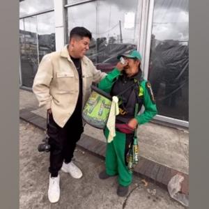 El joven generador de contenido y la vendedora ambulante que recibió su afecto.