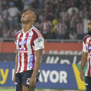Léider Berrío tras fallar una opción clara en el partido de Junior contra Pereira