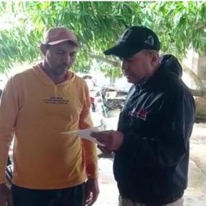 El momento en el que leen sus derechos a alias el Mono. 