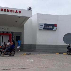 Aspecto del centro médico al que fueron conducidos el herido y el fallecido. 