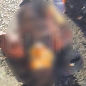 El sujeto quedó tendido a un costado de la carretera. 