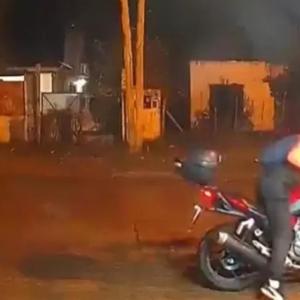 El momento exacto en el que el policía vestido de civil acciona su arma de fuego