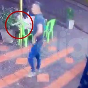 El hecho quedó registrado gracias a una cámara de seguridad