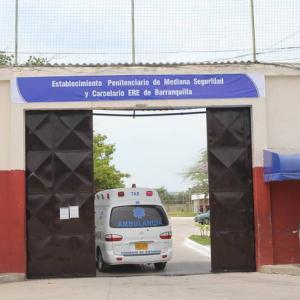 Fachada de una de las puertas de ingreso del penal