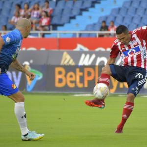 Carlos Bacca rematando al arco durante el último partido del equipo 'rojiblanco' en casa contra Pereira. 