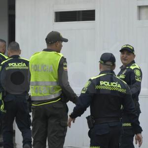 Unidades de la Mebar ingresando a la vivienda en la que fueron cometidos los hechos