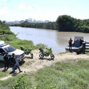 Uniformados de la Policía y la Armada Nacional junto a la Aleta del Tiburón, en la diligencia de levantamiento.