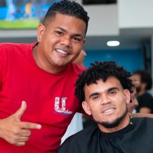 El extremo guajiro Luis Díaz junto a su barbero de confianza ‘Ralf Stilos’