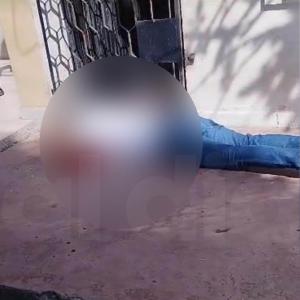 El hombre quedó tendido en la terraza de una vivienda
