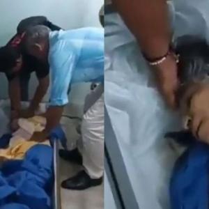 Bella Montoya siendo rescatada del ataúd por sus familiares.