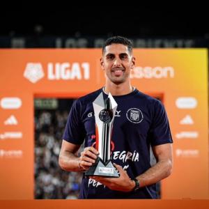 Pablo Sabbag con el trofeo entregado por los organizadores del torneo en Perú