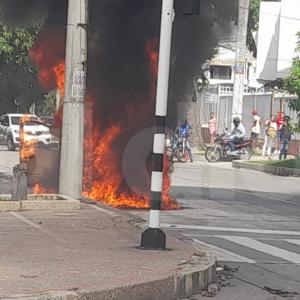 aspecto del carro en llamas, incendiado en horas de la mañana de este viernes en el norte de la ciudad