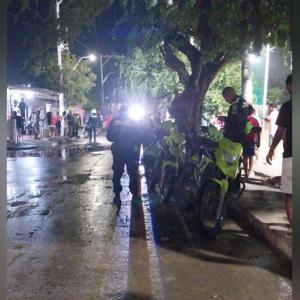 Operativo desplegado por unidades de la Policía tras el asesinato cometido en el barrio Santo Domingo