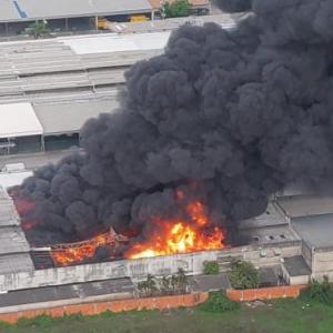 Incendio en bodegas de Metroparque.