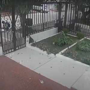 Video de una persona dejando lo que sería una carga explosiva.