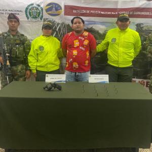 El hombre capturado junto a oficiales de la Policía Metropolitana de Barranquilla