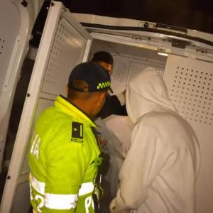 Momento de la captura de uno de los jóvenes implicados en la fiesta