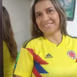 Brenda Pájaro vestida con la camiseta de la selección Colombia