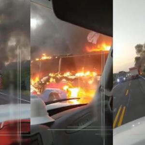 Aspecto de la quema de los buses en una de las carreteras del departamento