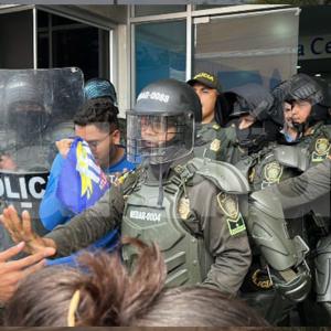 Aspecto del enfrentamiento entre agentes del Esmad y estudiantes de la Universidad del Atlántico