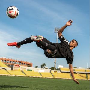 José Enamorado en medio de una chilena