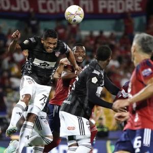 Carlos Bacca rematando de cabeza un balón durante el último partido de Junior