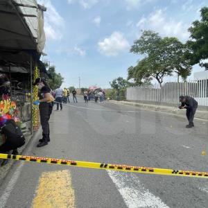 Fachada de la entrada del cementerio, donde fueron perpetrados los disparos